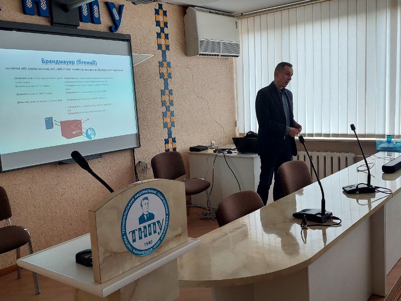 Василь Олексюк розказує  студентам Української академії лідерства про хмарні технології